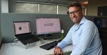 Expert Philip aan het werk met 3D CAD tekeningen