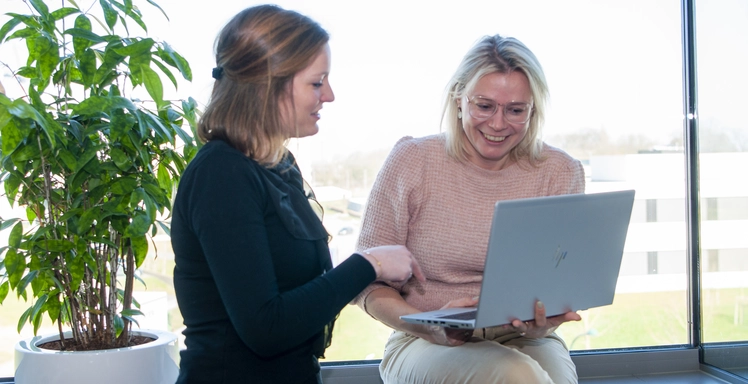 Savaco-medewerkers met laptop rechtstaand