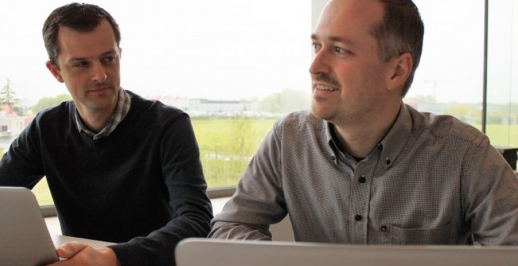 security specialisten werknemers aan hun laptops