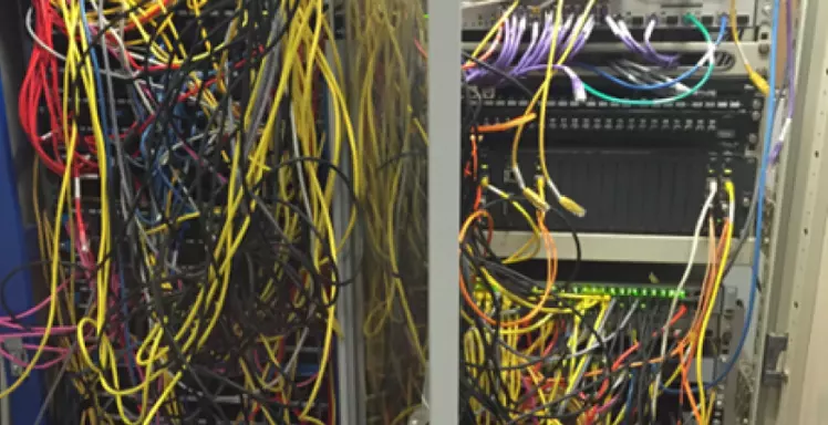 chaotische warboel kabelopstelling van een IT infrastructuur